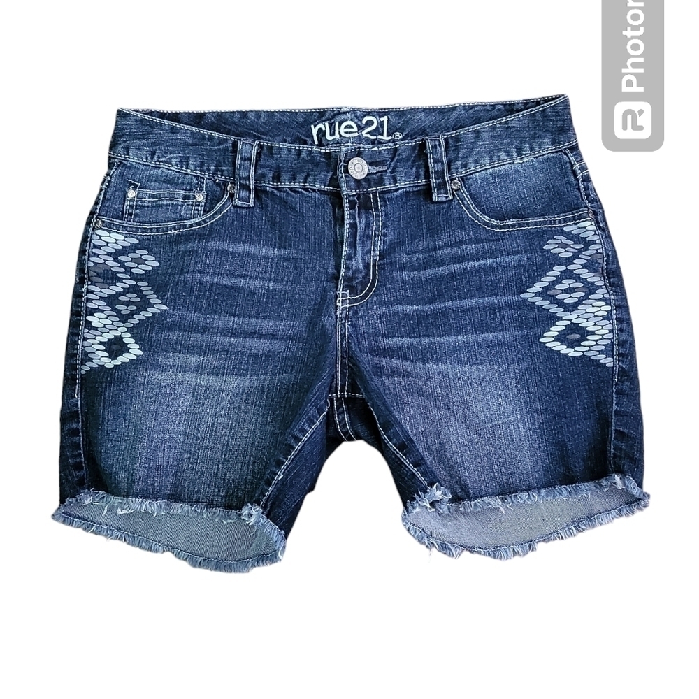 💕Rue21 raw hem Bermuda shorts